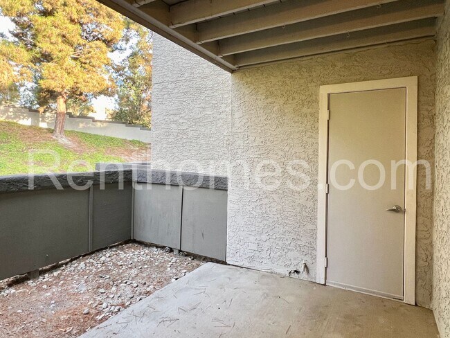 Building Photo - Rancho Bernardo, 15062 Avenida Venusto #24...