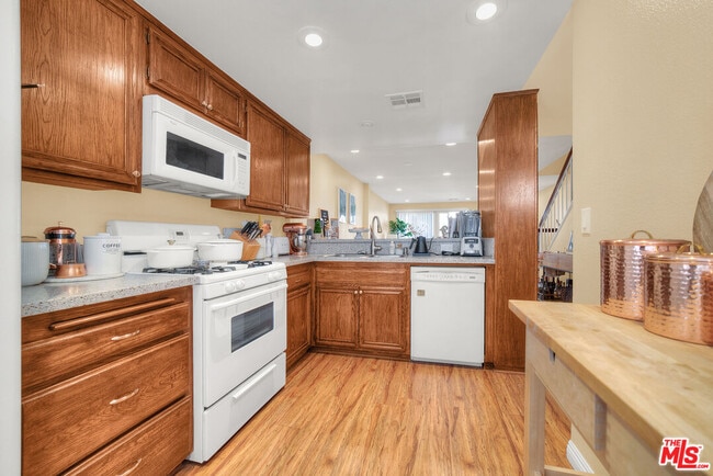 Building Photo - 5624 Las Virgenes Rd