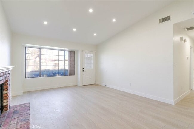 Foto del edificio - 514 E Ave J 9