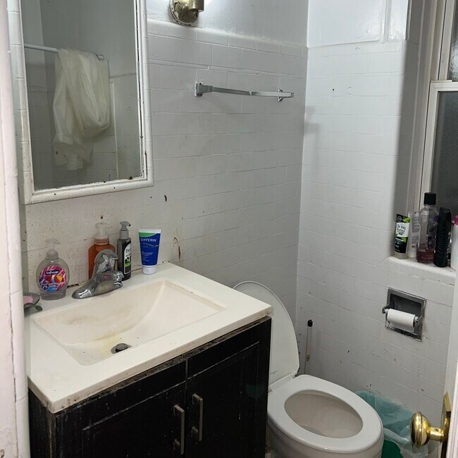 Building Photo - Spacious Rogers Park 2BR/1 bath, heat & wa...