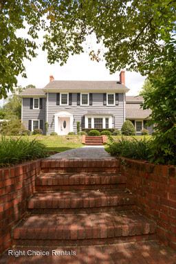 Building Photo - 301 E Park Dr