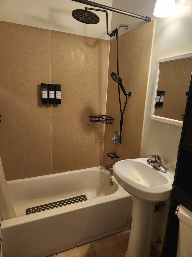 baño - 1845 Pembroke Rd