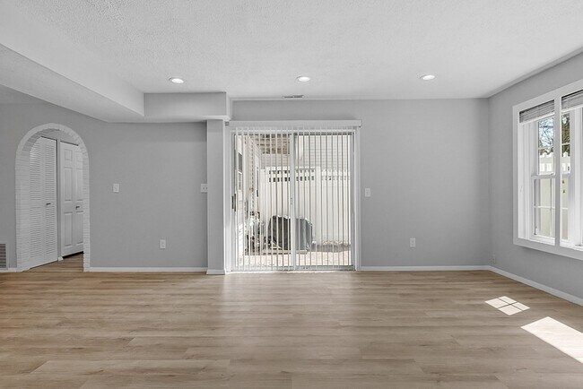 Building Photo - 617 Edgebrook Dr