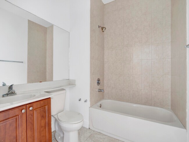 Foto del edificio - 18130 NW 59th Ave