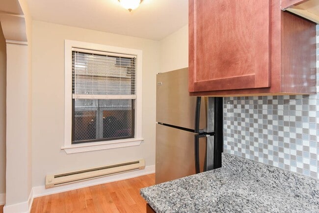 Building Photo - 430 W Roscoe St