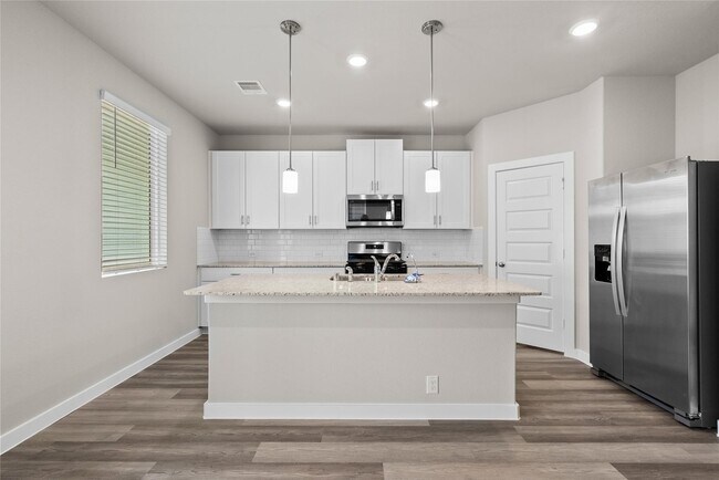 Building Photo - 594 Avisa Dr