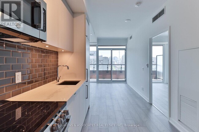 Building Photo - 285-285 Dufferin St
