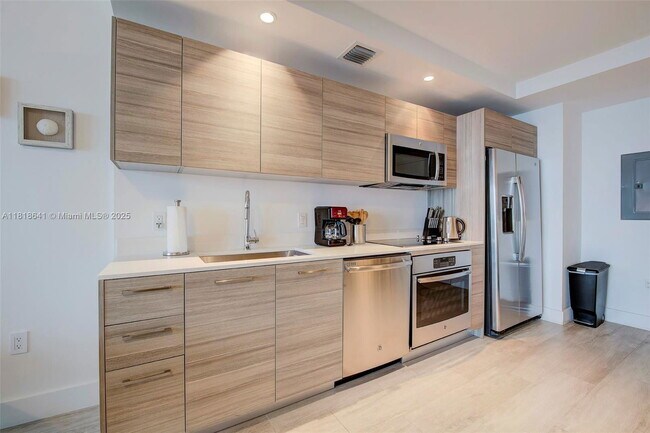 Foto del edificio - 121 NE 34th St