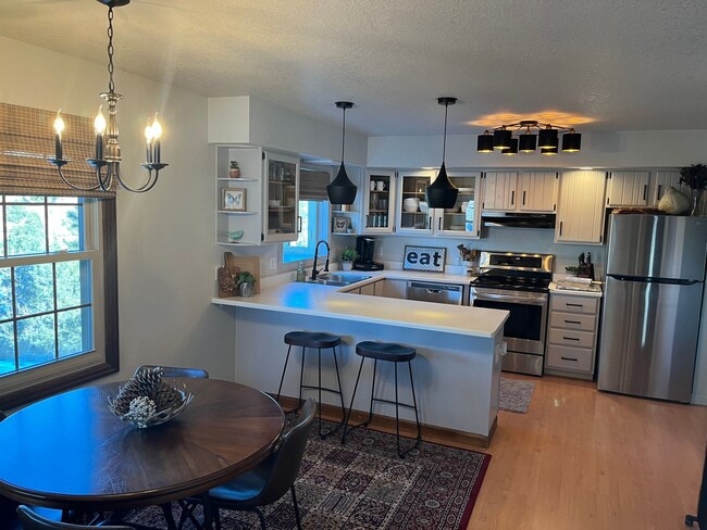 Building Photo - Charming Emerald Hills Home