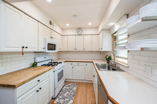 Foto del edificio - 2437 Burr Oak Ave