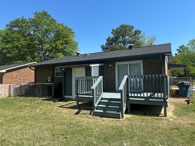 Foto del edificio - Durham Gem with Fenced Yard & Deck