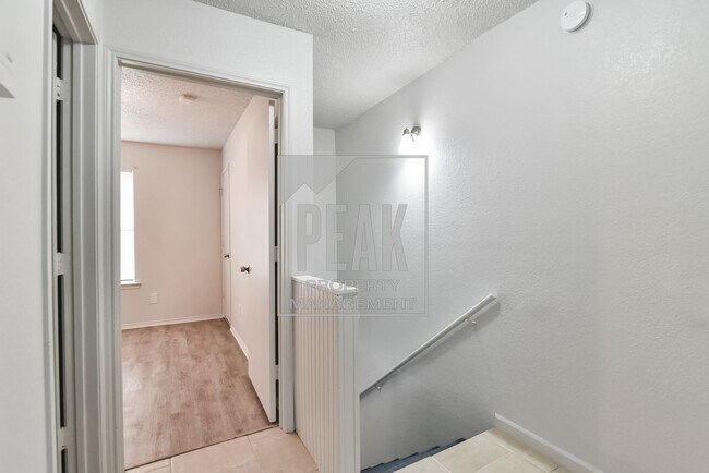 Building Photo - Prime Location Townhome Offer Just Minutes...