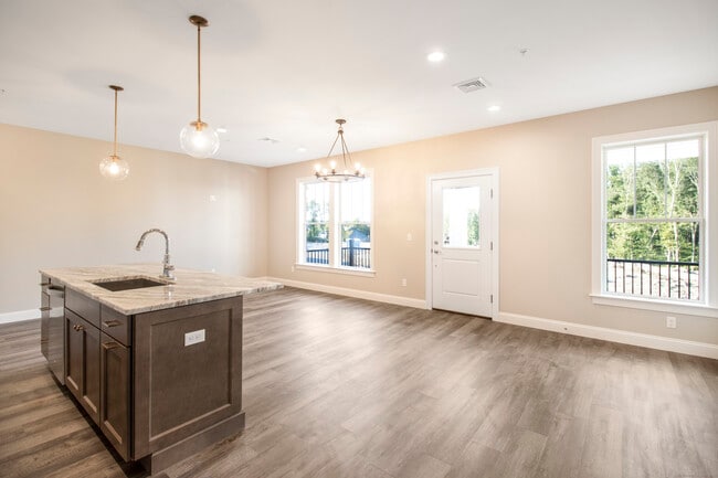 Building Photo - 502 Edgewater Cir