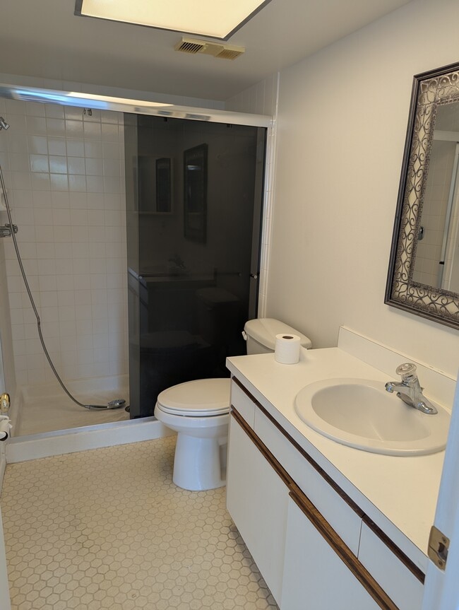 Baño del dormitorio principal - 515 30th Ave W