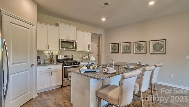 Foto del edificio - 4003 Village Blvd NW