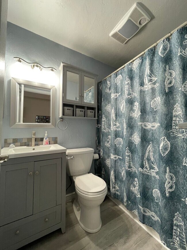 Building Photo - Lakefront Two Bedroom Two Bath Condo in Di...