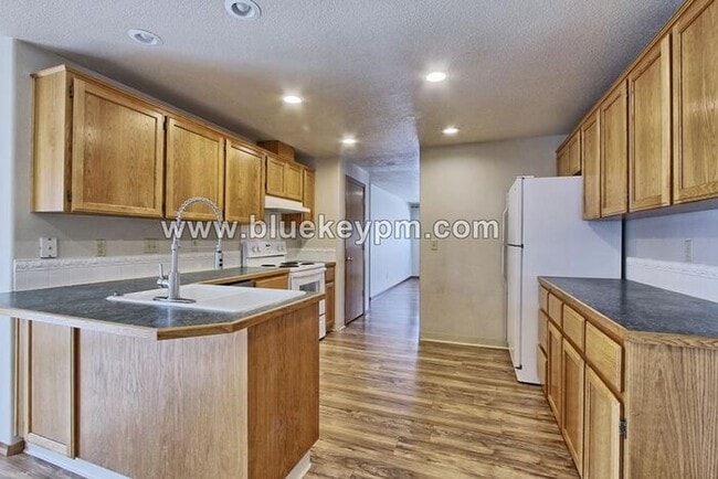 Building Photo - 3 Bed, 2 Bath Home in Orchards Welcomes La...