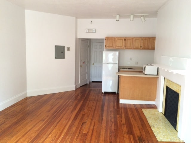 Building Photo - 56 Hawes St