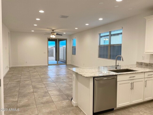 Building Photo - 2624 W Huntington Dr