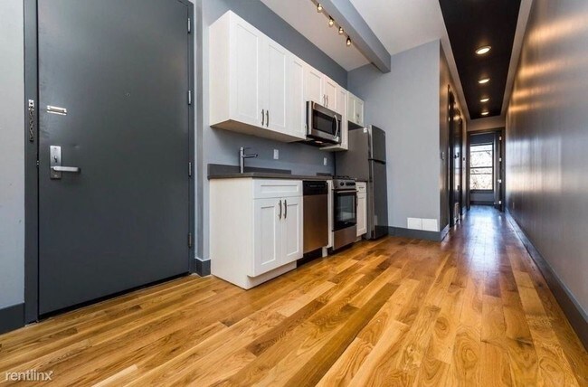 Foto del edificio - 3 br, 1 bath Room For Rent - 611 Seneca Ave 3