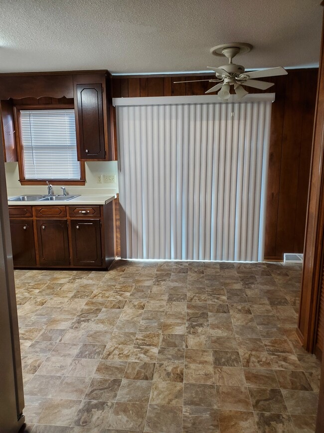 Building Photo - 801 Applewood St