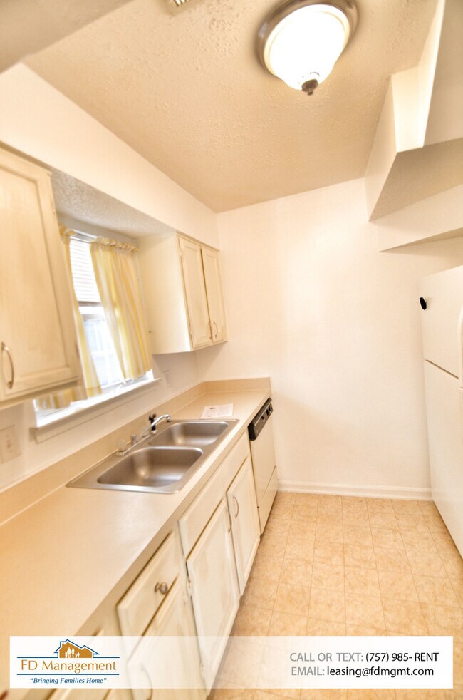 Building Photo - Spacious Condo Available in Newport News!
