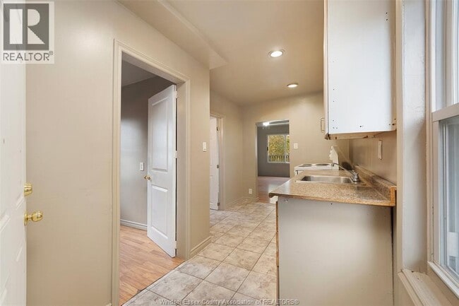 Building Photo - 989 Lincoln Rd