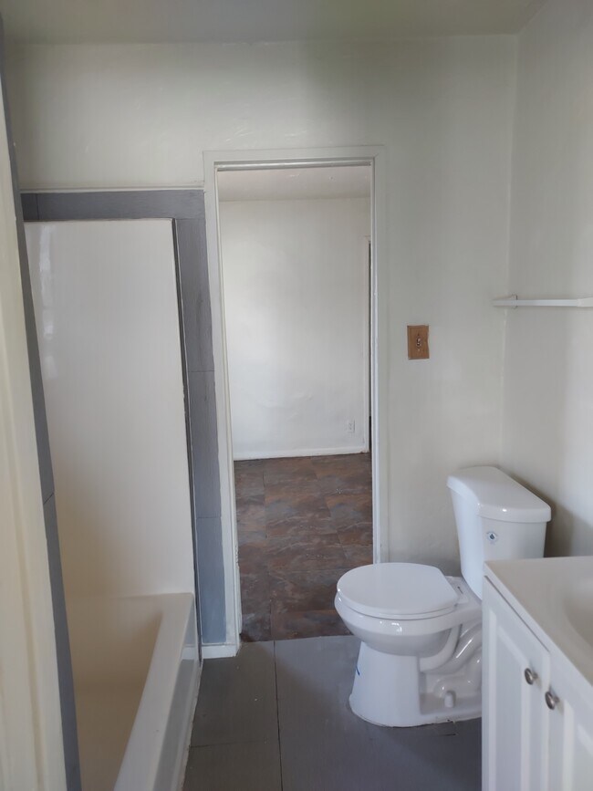 Foto del edificio - 1387 N D St