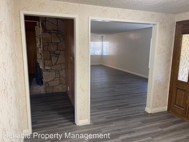 Building Photo - 4 br, 2.5 bath House - 377 N. Catherine Park