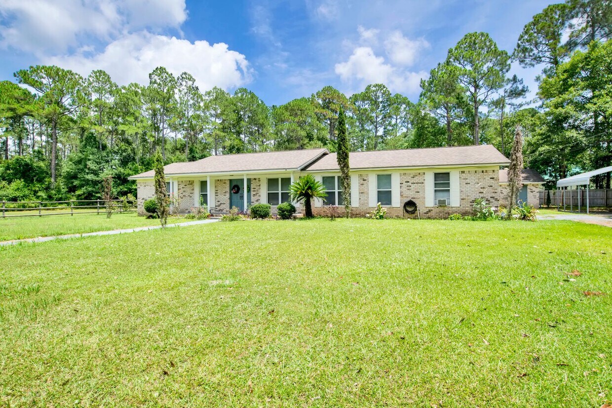 Primary Photo - 3 Bedroom/2.5 Bathroom Home on Large 1.5-a...