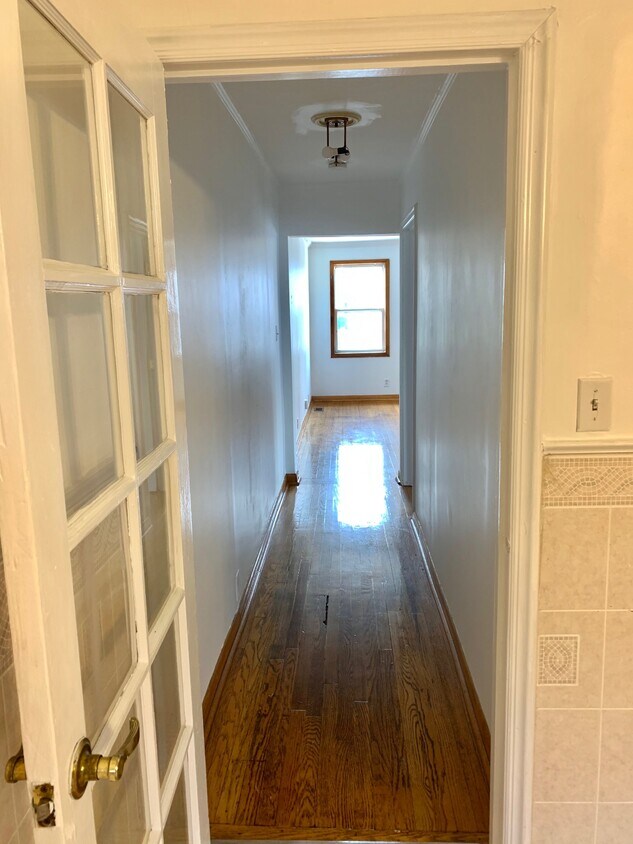 1ST FL HALL WAY - 427 Warren St