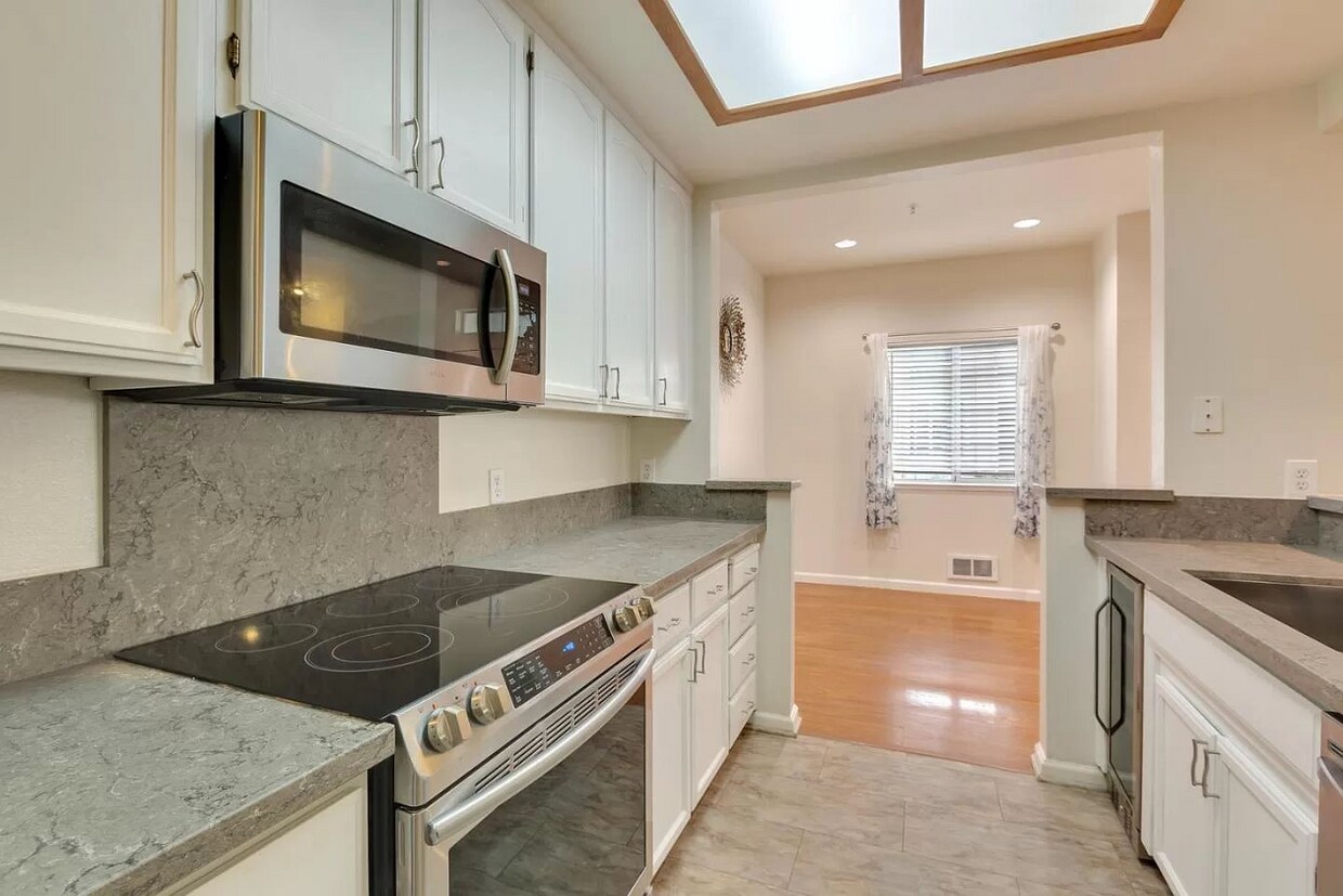 Foto principal - Photos include all the conveniences that a...