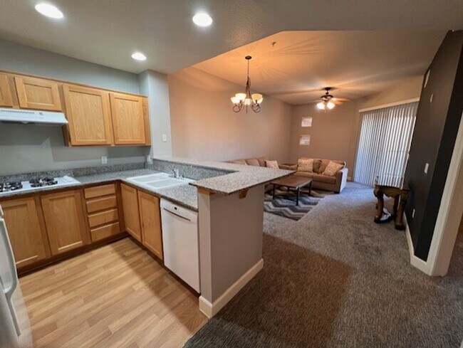 Foto del edificio - Stunning 1-Bedroom, 1-Bathroom Condo in Guard Gated Park Avenue's Luxury Midrise, Conveniently Lo...