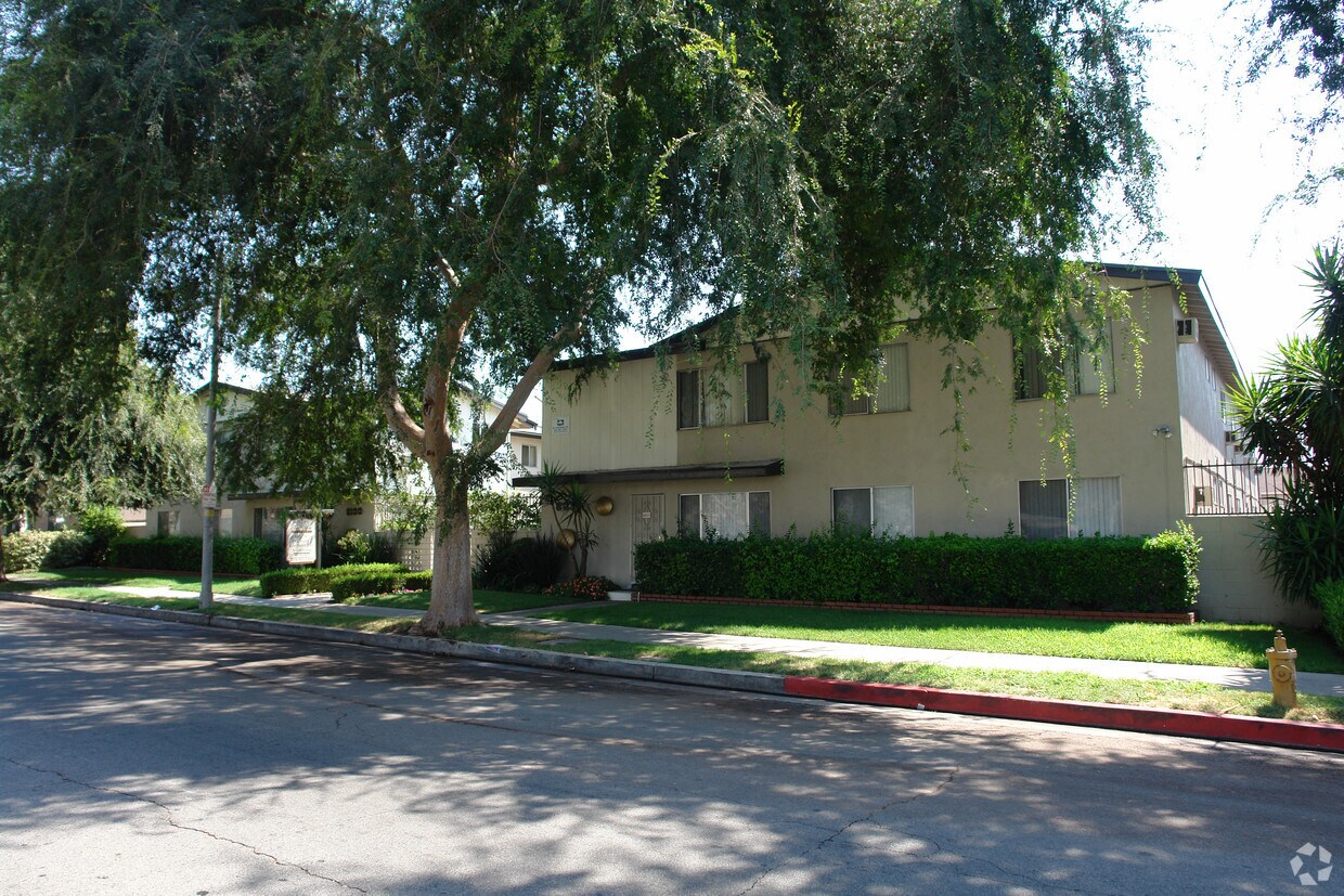 8036 - 8100 Owensmouth Ave - 8036-8100 Owensmouth Ave