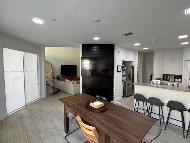 Foto del edificio - 5444 NW 112th Pl