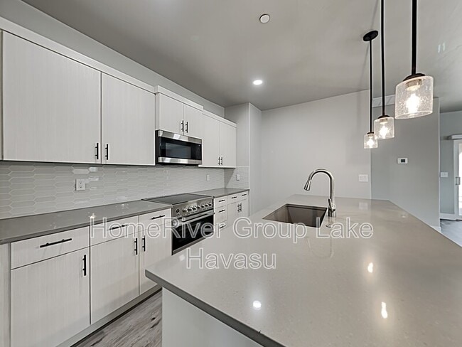 Building Photo - 2705 Palisades Dr