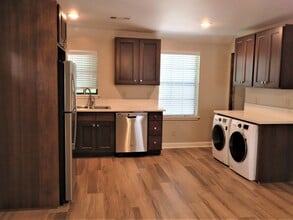 Building Photo - 509 E 7th St