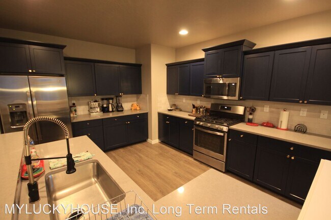 Building Photo - 4 br, 2.5 bath House - 2305 NE Donegon Rd