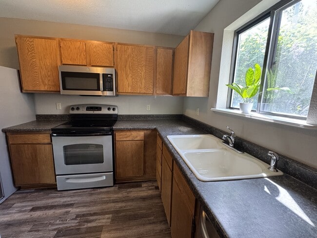 Building Photo - 3285 Canyon Dr
