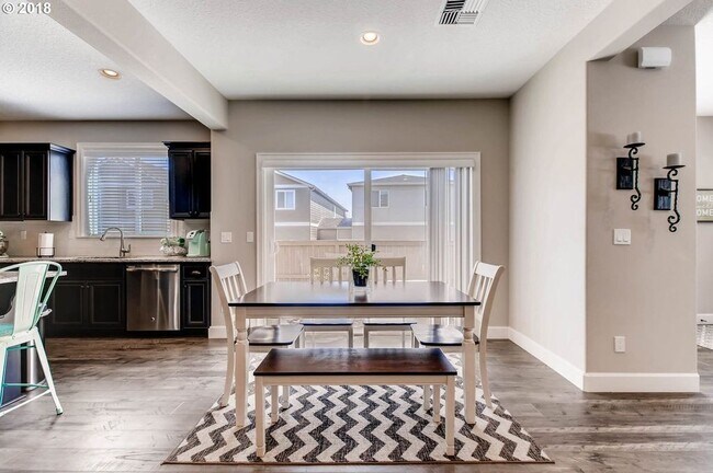 Foto del edificio - Beautiful Model Home with Open Layout, Hig...