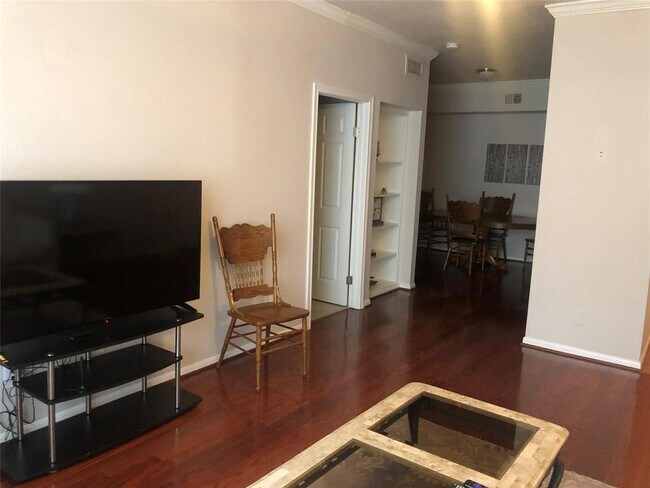 Building Photo - 2255 Braeswood Park Dr
