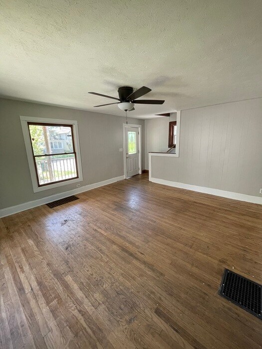 Building Photo - 2 Bed 1 Bath home in Lansing