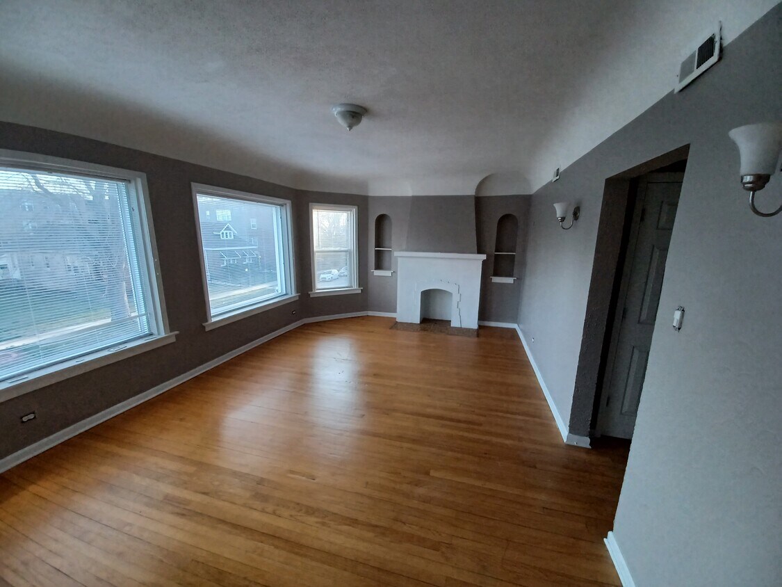 Foto principal - 1126 E 81st Plz
