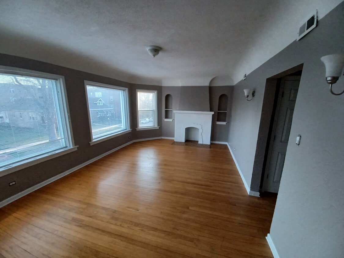 Primary Photo - 1126 E 81st Plz