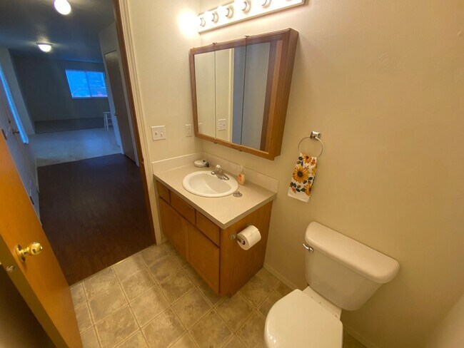 Foto del edificio - Don't miss this 4 Bedroom 1 1/2 Bath Northside Condo