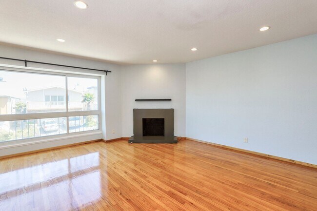 Building Photo - 4 Bed / 2 Bath Daly City Home With Stunnin...