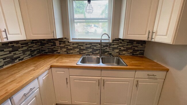 Building Photo - 404 Linden Cir