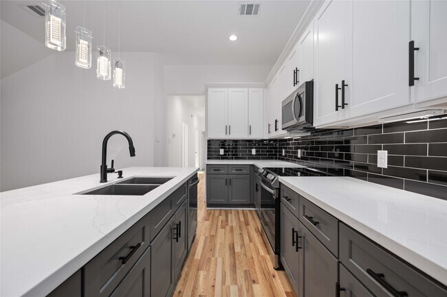 Building Photo - 5126 Pershing St
