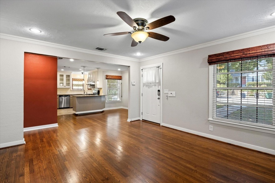 Primary Photo - 4621 Calmont Ave