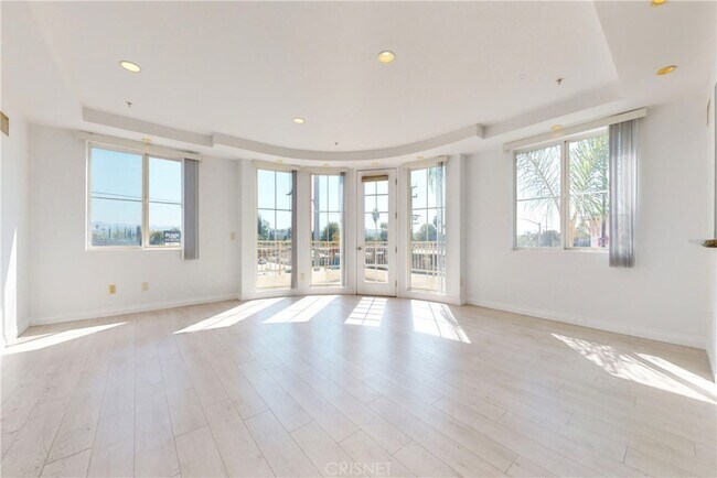 Sala de estar - 6800 Corbin Ave